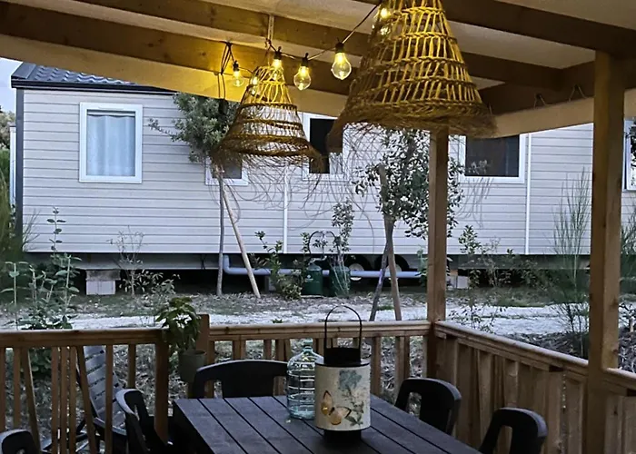 On Est Trop Bien Ici Kamp alanı